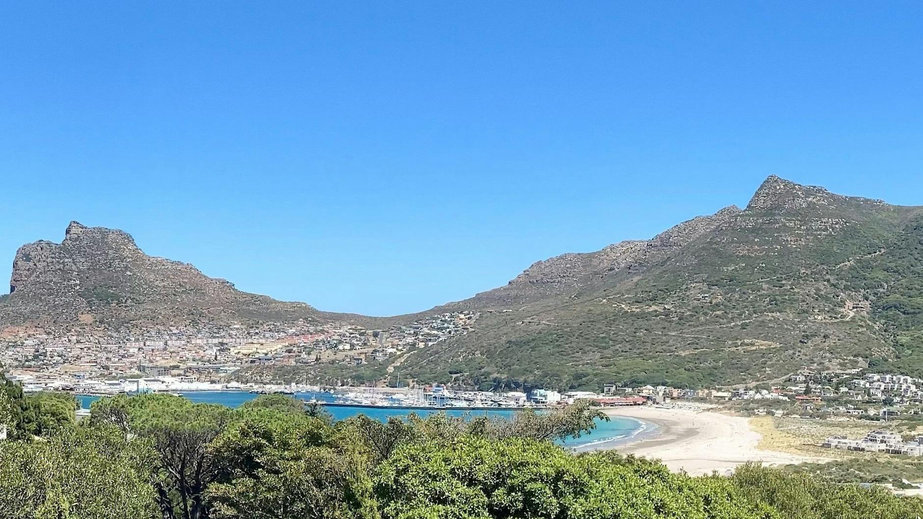 Der Karbonkelberg (rechts) bei Hout Bay. Ganz links der Sentinel mit dem Townhsip Hangberg am Fuß des Berges.