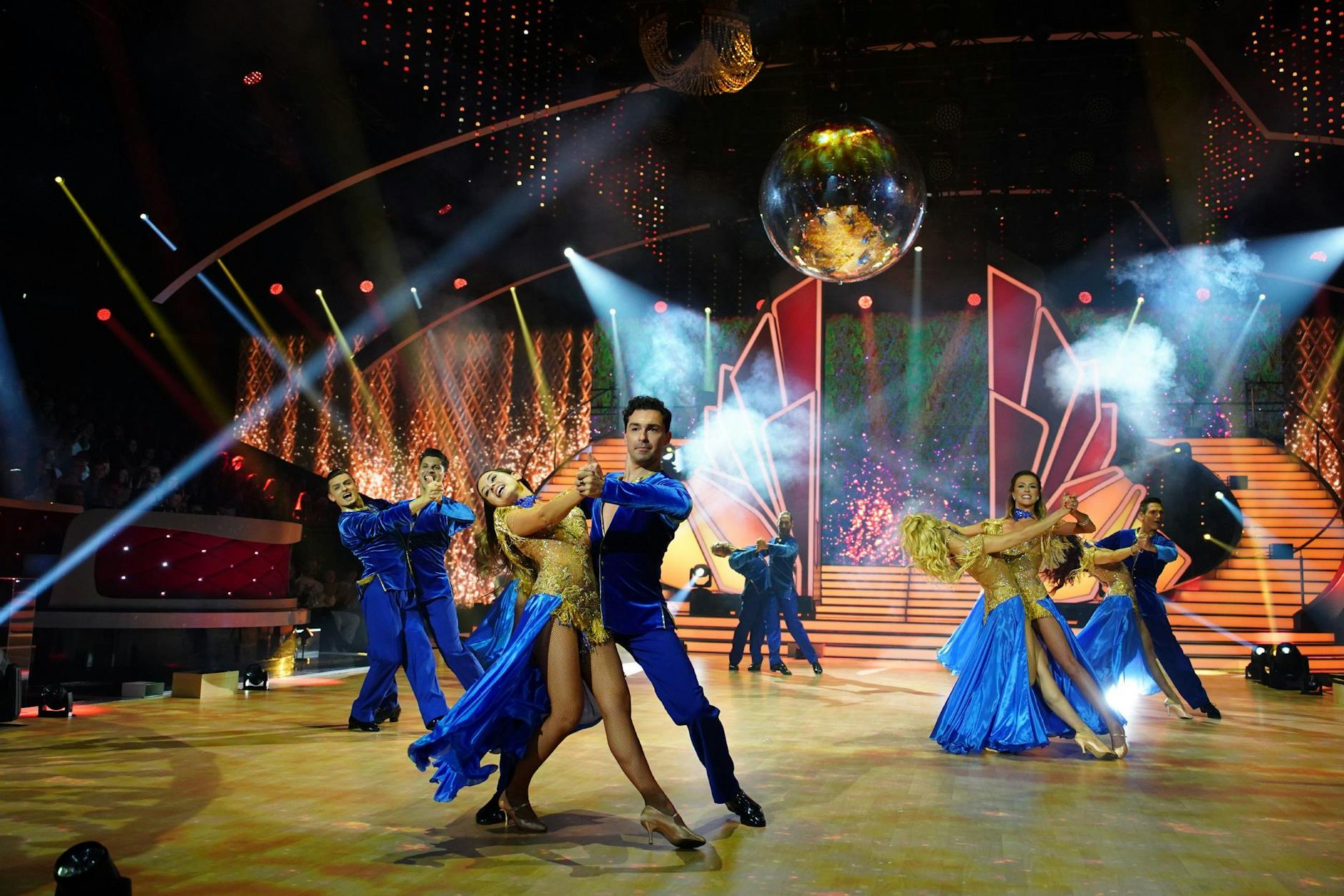 Das Opening der Profitänzer verzaubert jede Woche bei „Let’s Dance“.