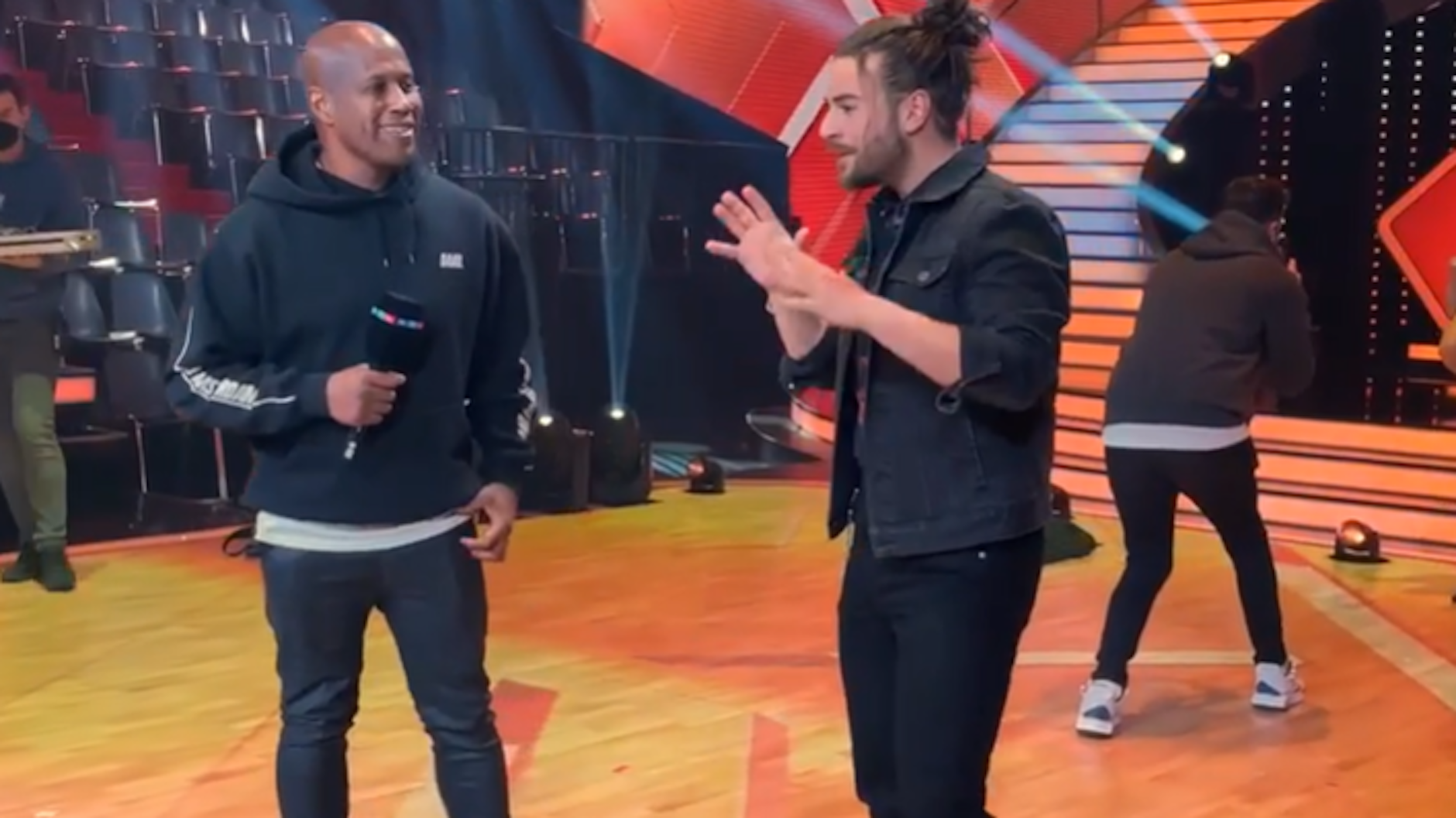 Der „Let’s Dance“-Head-Choreograph Gerald van Windt (l.) erklärt, wie die Choreografien zu den Openings entstehen.