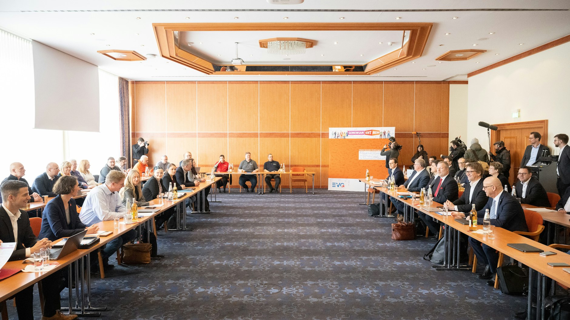 Viele reden mit, und schon optisch sind die Positionen weit auseinander: Erste Verhandlungsrunde zwischen Deutscher Bahn und Eisenbahnergewerkschaft EVG in Fulda.