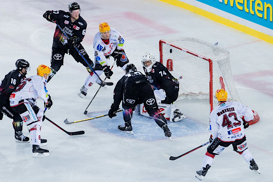 Der Puck fliegt über das Tor des Kölner Schlussmanns Oleg Shilin (r, 74).  
