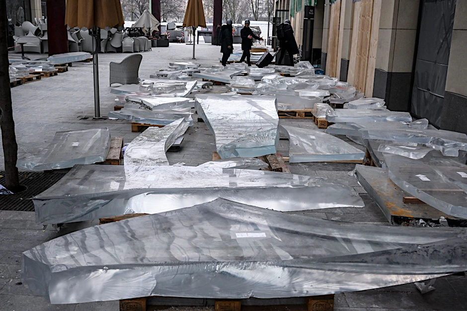 ARCHIV - Reste der Acrylverkleidung des zerstörten Zylinders des Aquadoms sind in der Hotellobby des CityQuartier DomAquaree zu sehen.  