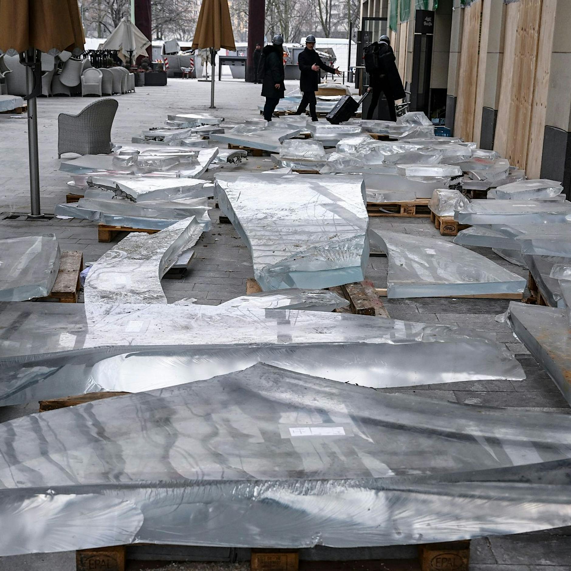 Geplatztes Aquarium: Fast 500 Bruchstücke aus Hotel geräumt