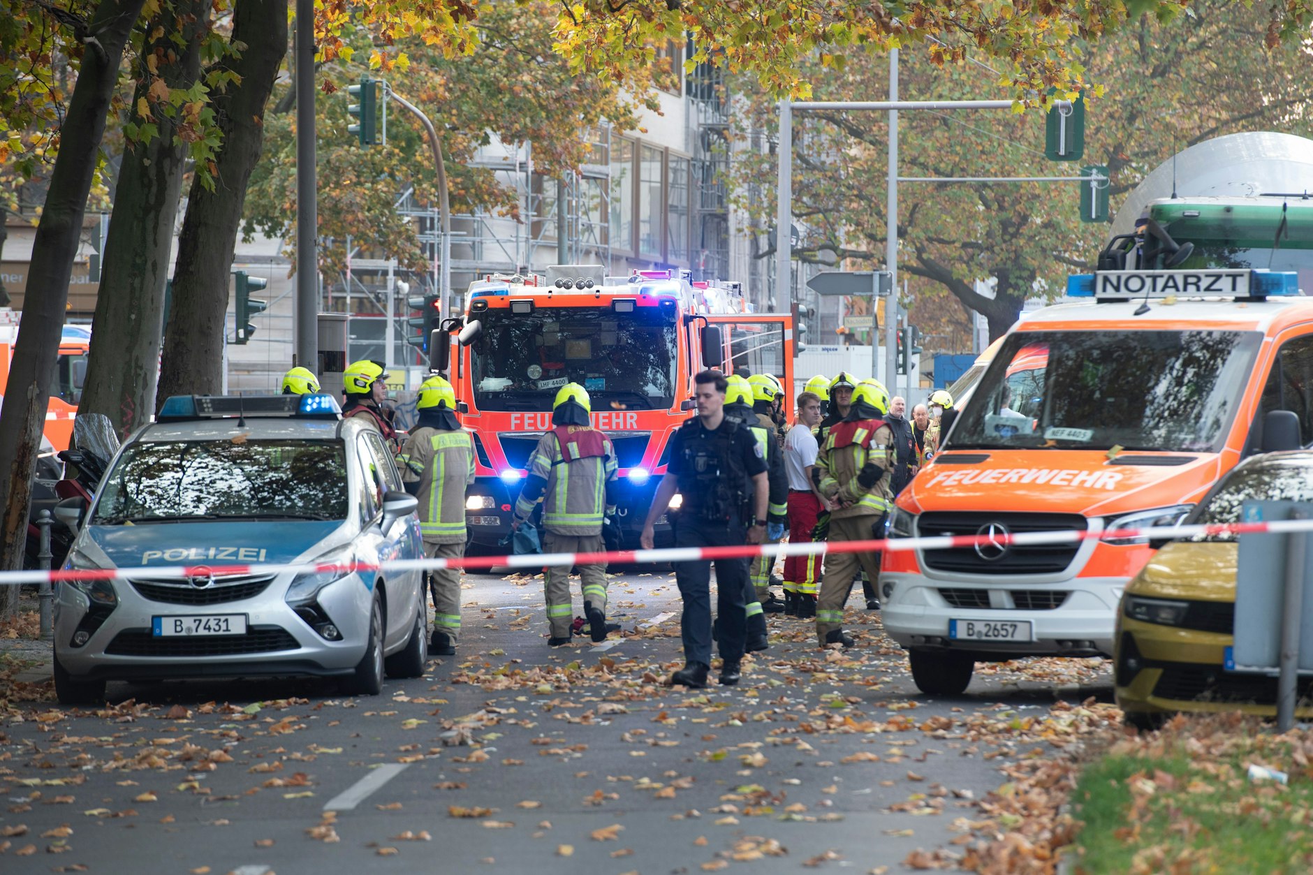 Einsatzfahrzeuge von Polizei und Feuerwehr am Unfallort an der Bundesallee in Berlin-Wilmersdorf: Hier überrollte am 31. Oktober ein Betonmischer eine Radfahrerin.