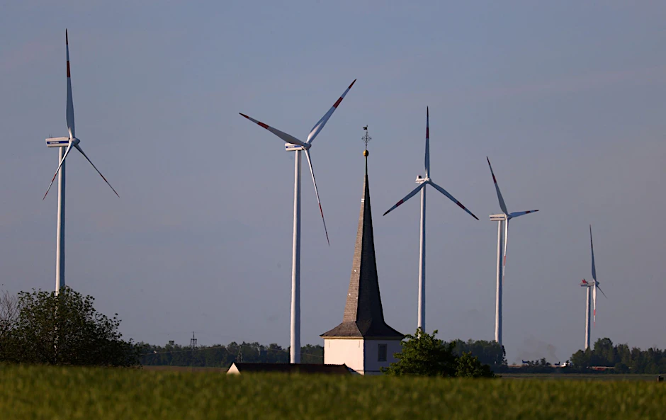 ARCHIV - Seit Anfang Januar gab es laut dem Bundesverband Windenergie keine einzige neu genehmigte Anlage in Baden-Württemberg, Bayern, Rheinland-Pfalz, Sachsen und dem Saarland.  