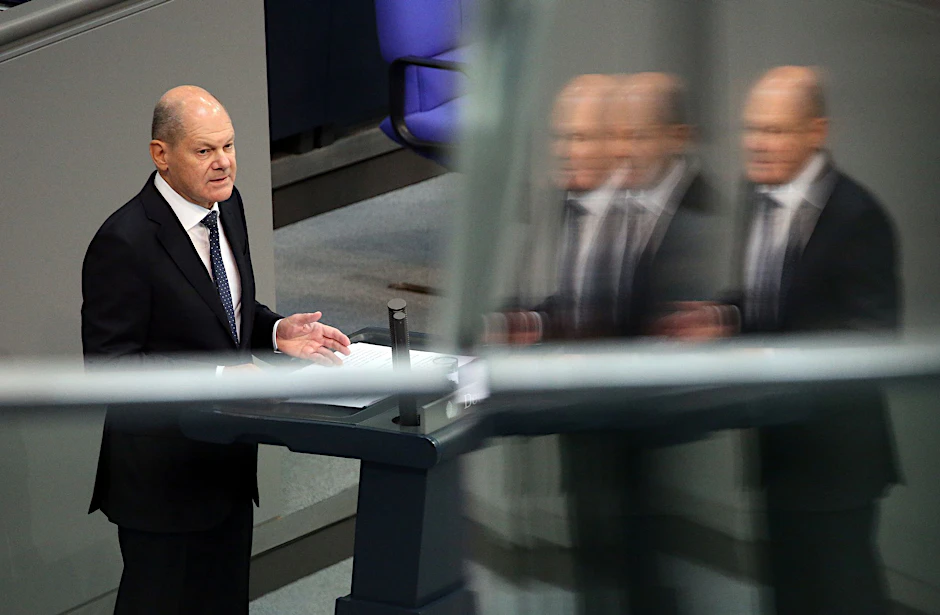 «Die richtigen Worte aus der Rede von Scholz wurden nicht in ein politisches Programm umgesetzt», sagt CDU-Außenexperte Roderich Kiesewetter ein Jahr nach der «Zeitenwende»-Rede von Bundeskanzler Olaf Scholz im Bundestag.  