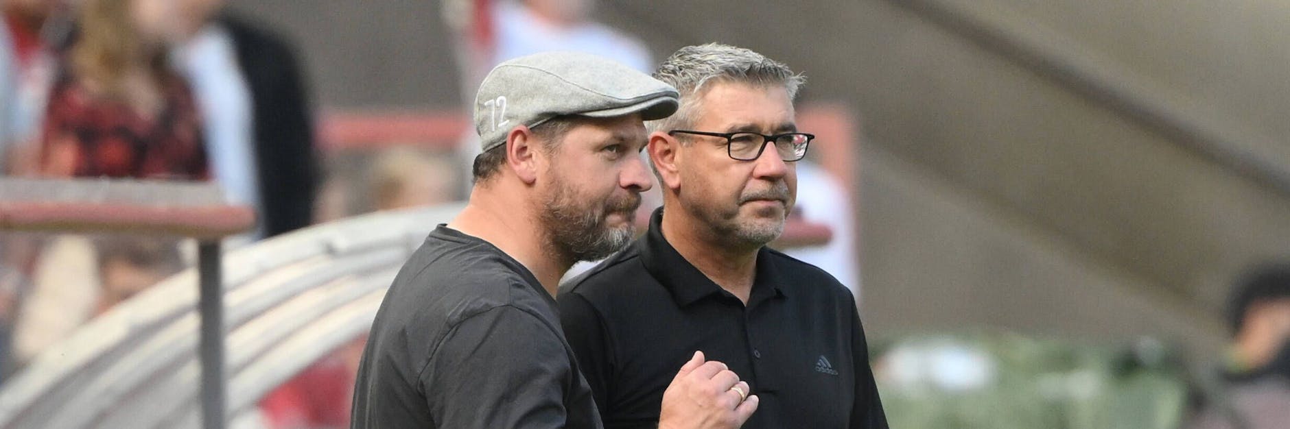 So viel Harmonie: Sieht fast so aus, als würde sich Urs Fischer vom 1. FC Union mit einem Mitglied seines Trainerstabs beraten. Aber natürlich ist der Gesprächspartner Steffen Baumgart vom 1. FC Köln.