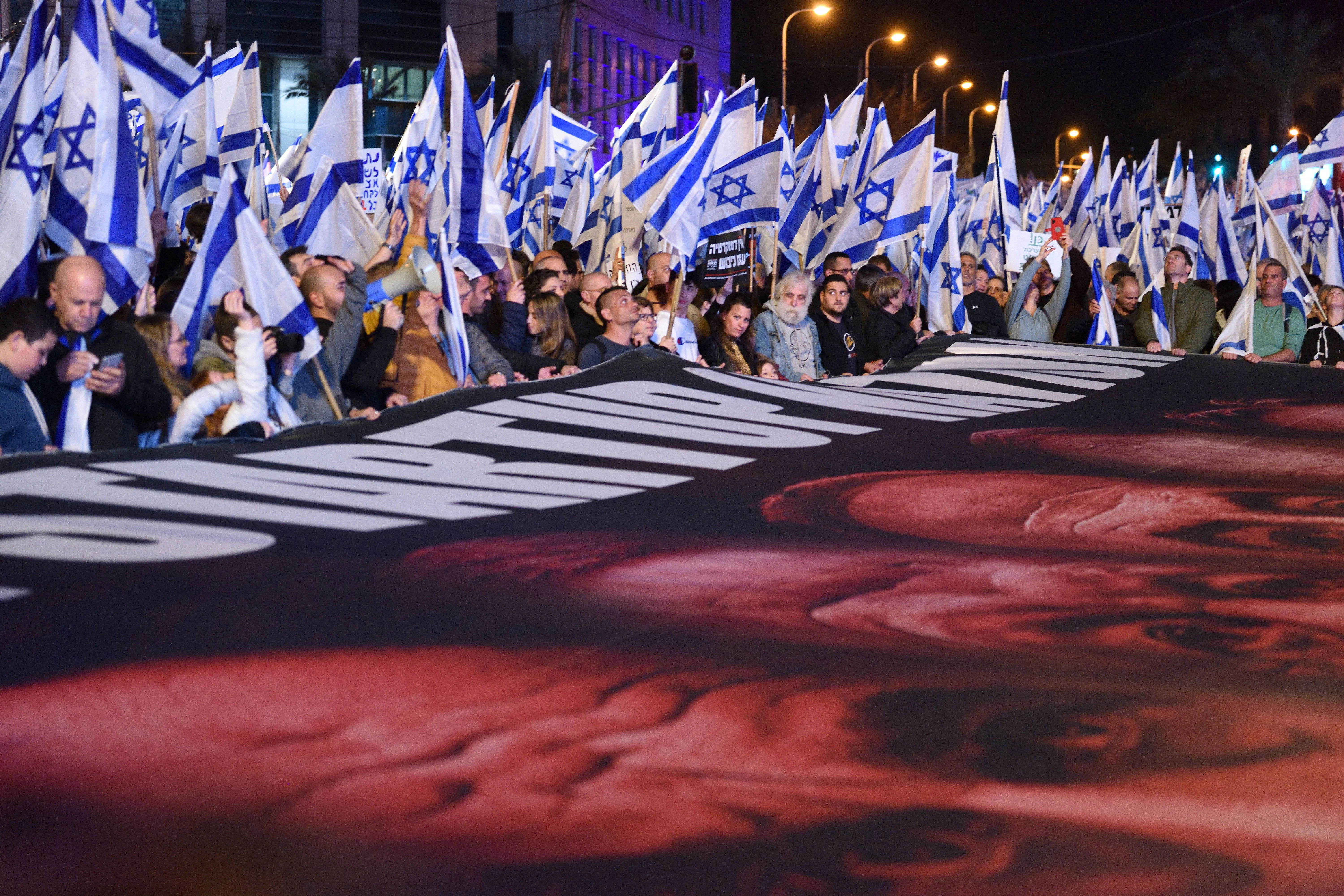 Israelis gehen am 25. Februar in Tel Aviv auf die Straße. Sie demonstrieren gegen die umstrittene Justizreform.&nbsp;