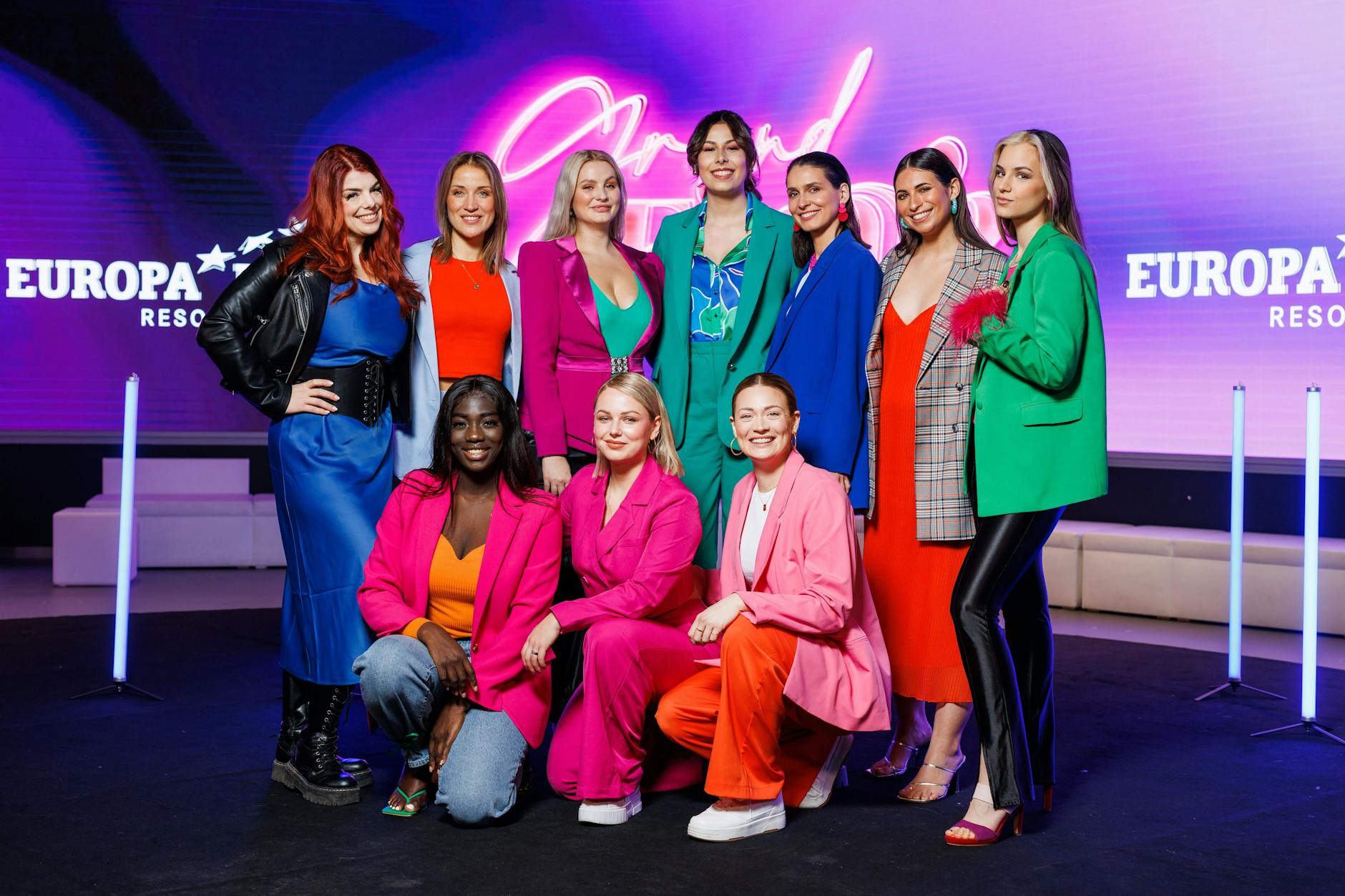 Diese Kandidatinnen wollen 2023 Miss Germany werden: Sandra Friedrichs (hintere Reihe, l-r) , Vanessa Didam, Catharina Convents, Saskia von Bargen, Chantal Epli, Lena Petrides, Kira Geiss, (vordere Reihe, l-r) Audrey Boateng, Eva Placzek und Romy Kölzer.