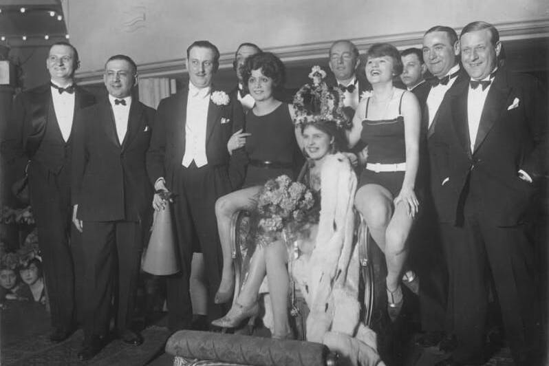 Die erste Miss Germany Hildegard Kwandt mit Jury, 1927