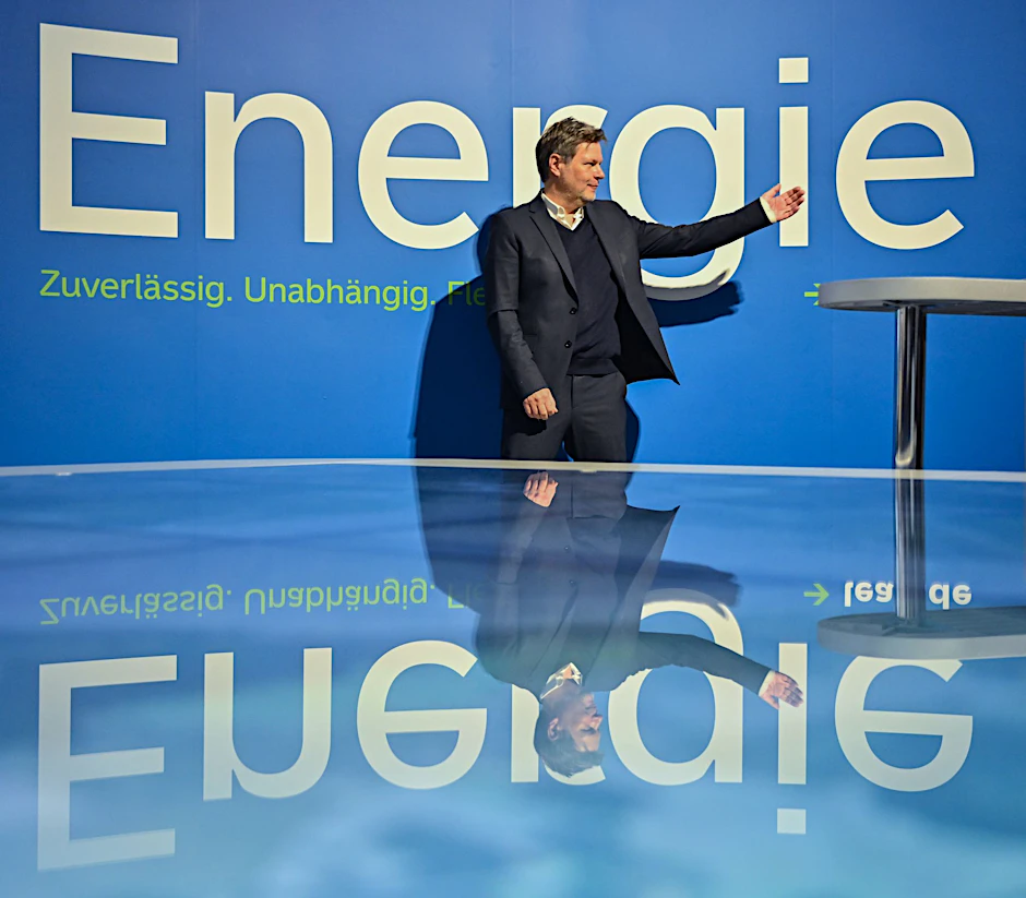 Bundesminister für Wirtschaft und Klimaschutz  Robert Habeck steht bei einem Pressegespräch im Braunkohlekraftwerk Schwarze Pumpe.  