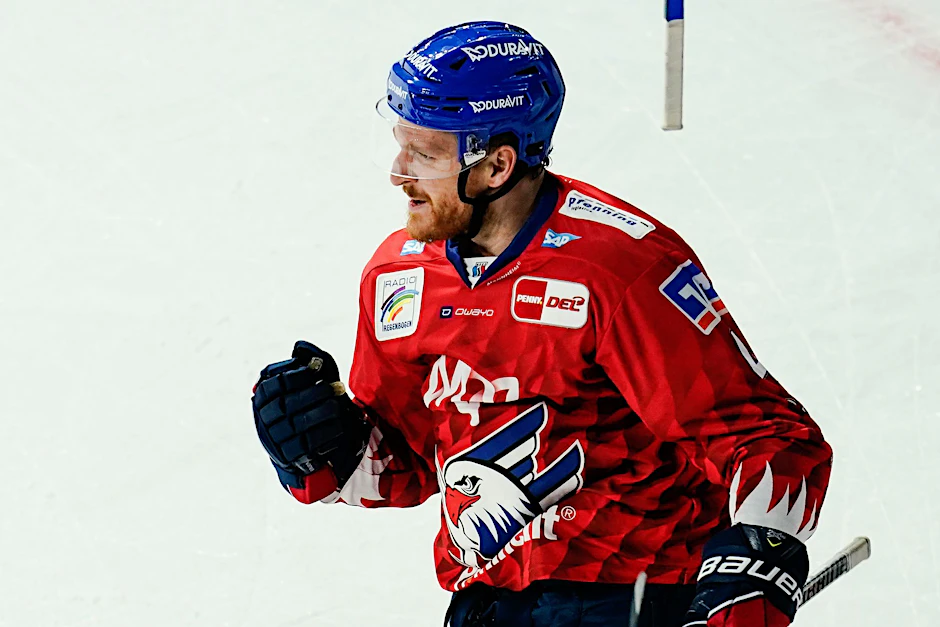 ARCHIV - Hat seinen Vertrag bei den Adler Mannheim verlängert: Korbinian Holzer.  