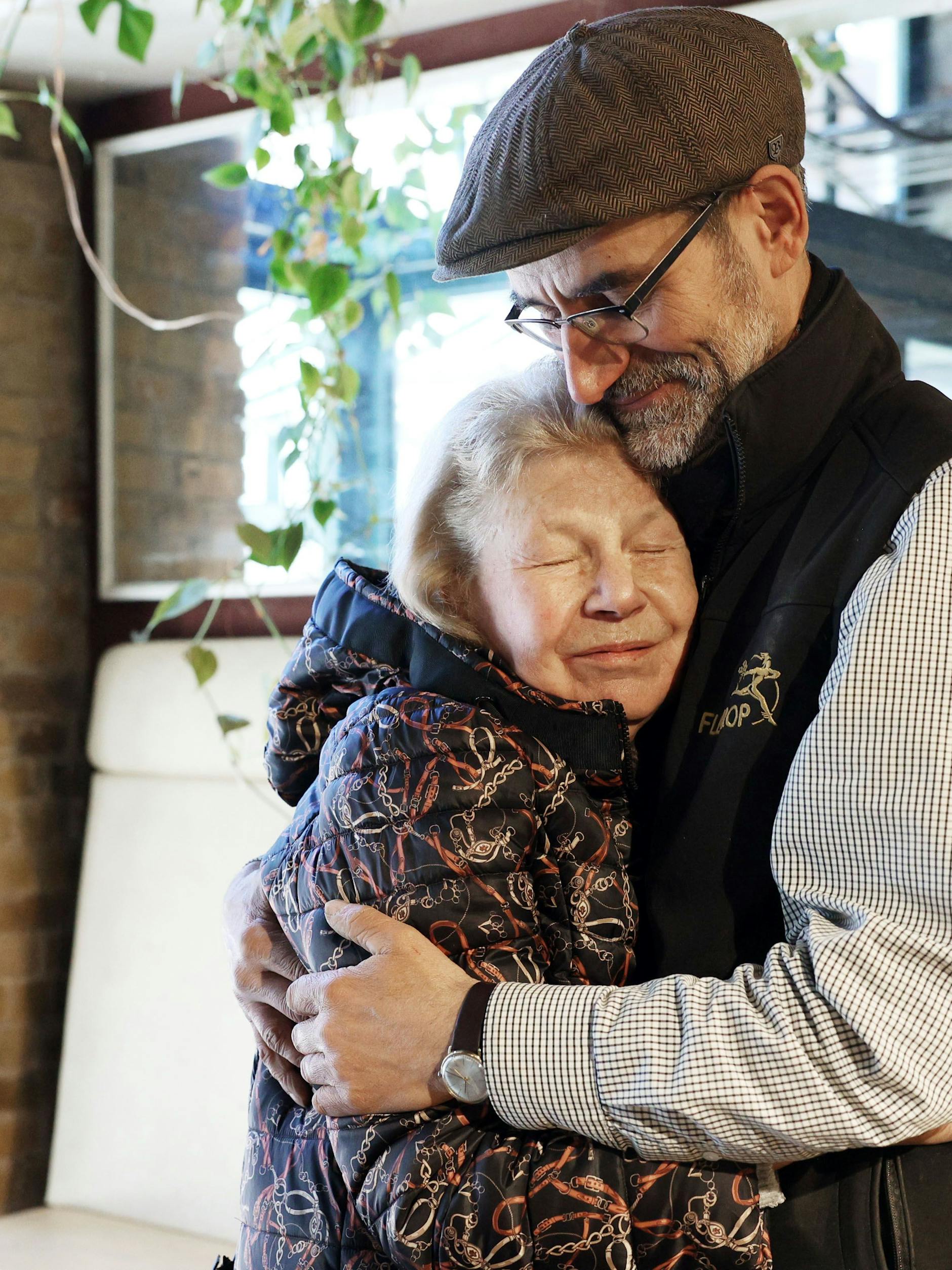 Auch Stammkundin Jutta (86) umarmt den Chef Michael Schaarschmidt zum Abschied.
