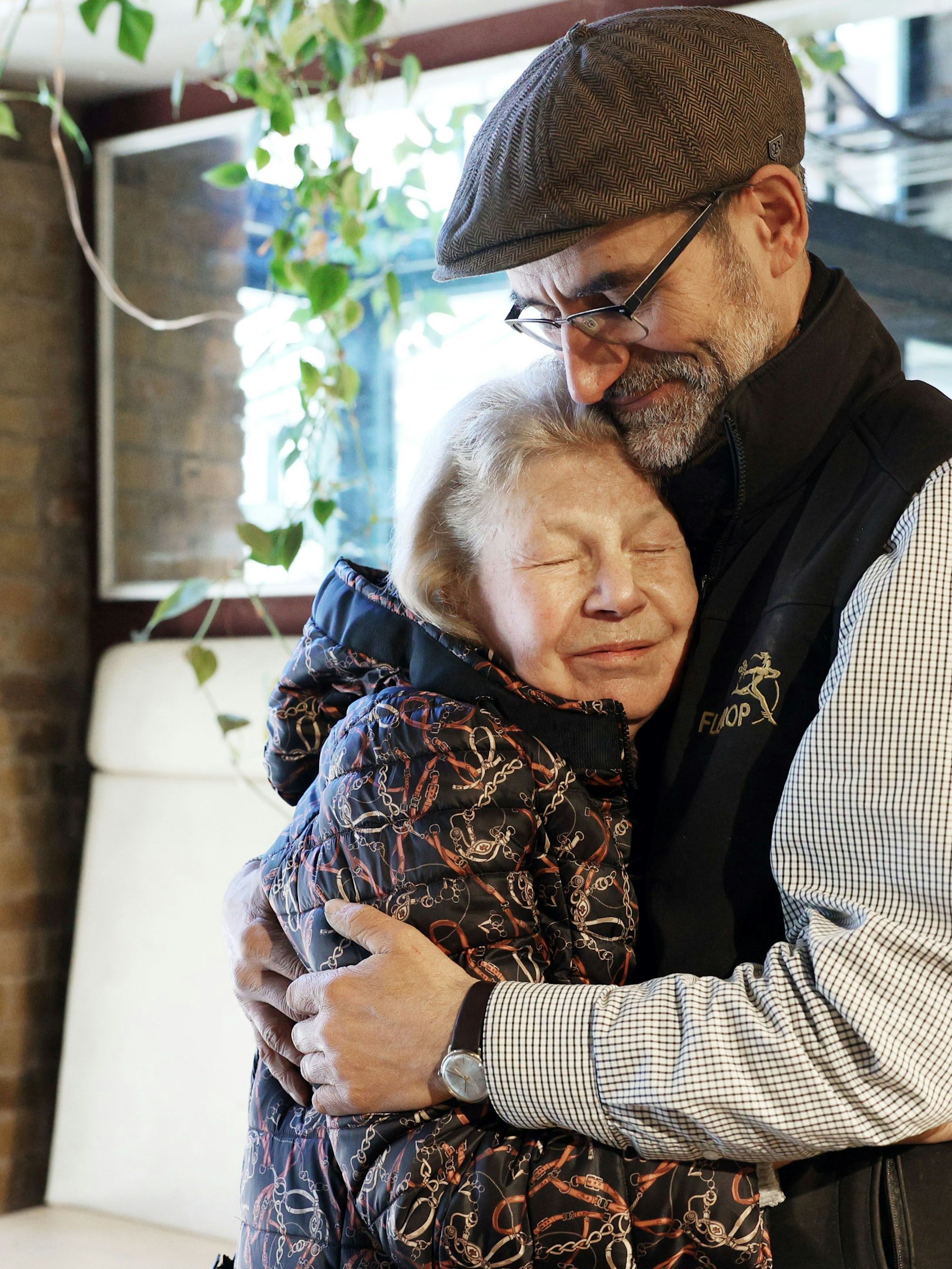 Auch Stammkundin Jutta (86) umarmt den Chef Michael Schaarschmidt zum Abschied.
