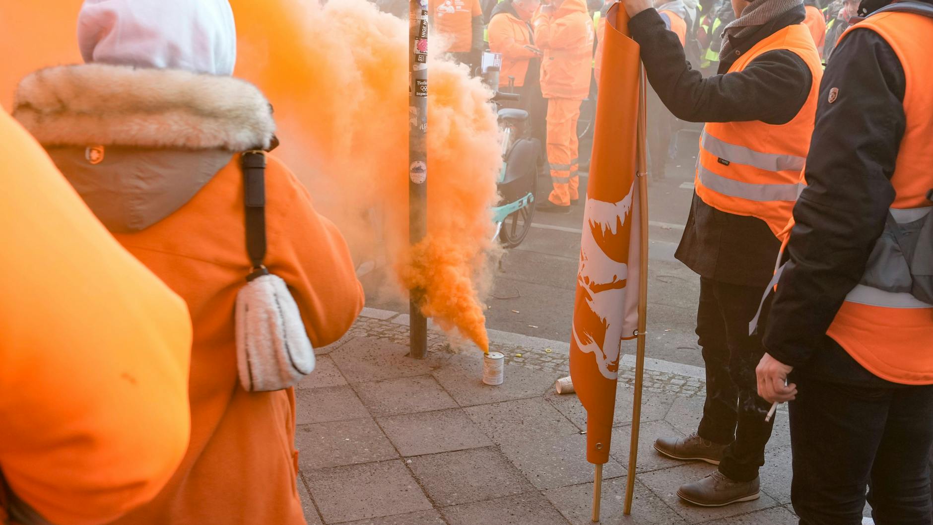 Beim Warnstreik der Berliner Stadtreinigung am 9. und 10. Februar rauchte es orangefarben.