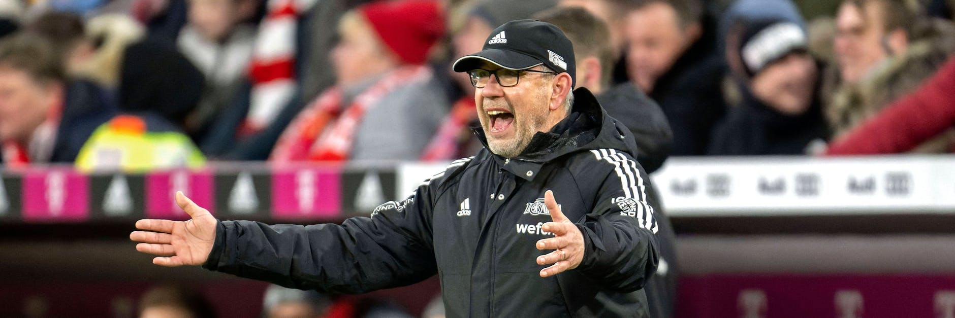 Urs Fischer, Trainer des 1. FC Union, sah, wie seine Eisernen beim FC Bayern die sonst so typische Köpenicker Kompaktheit vermissen ließen. 