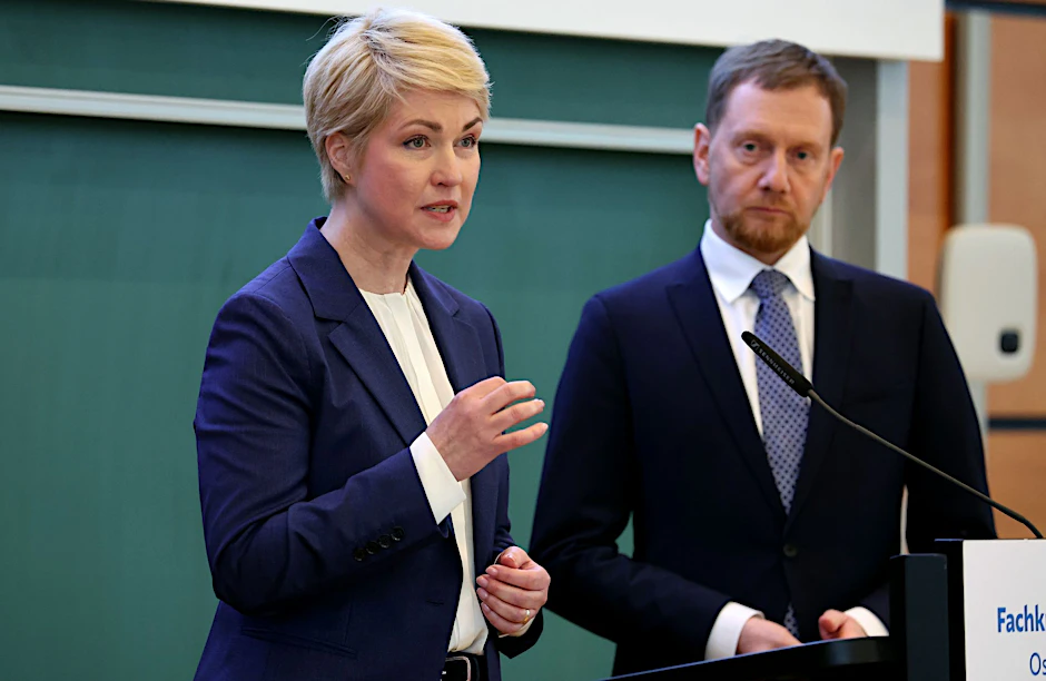 Ministerpräsidentin von Mecklenburg-Vorpommern Manuela Schwesig und Sachsens Ministerpräsident Michael Kretschmer.  