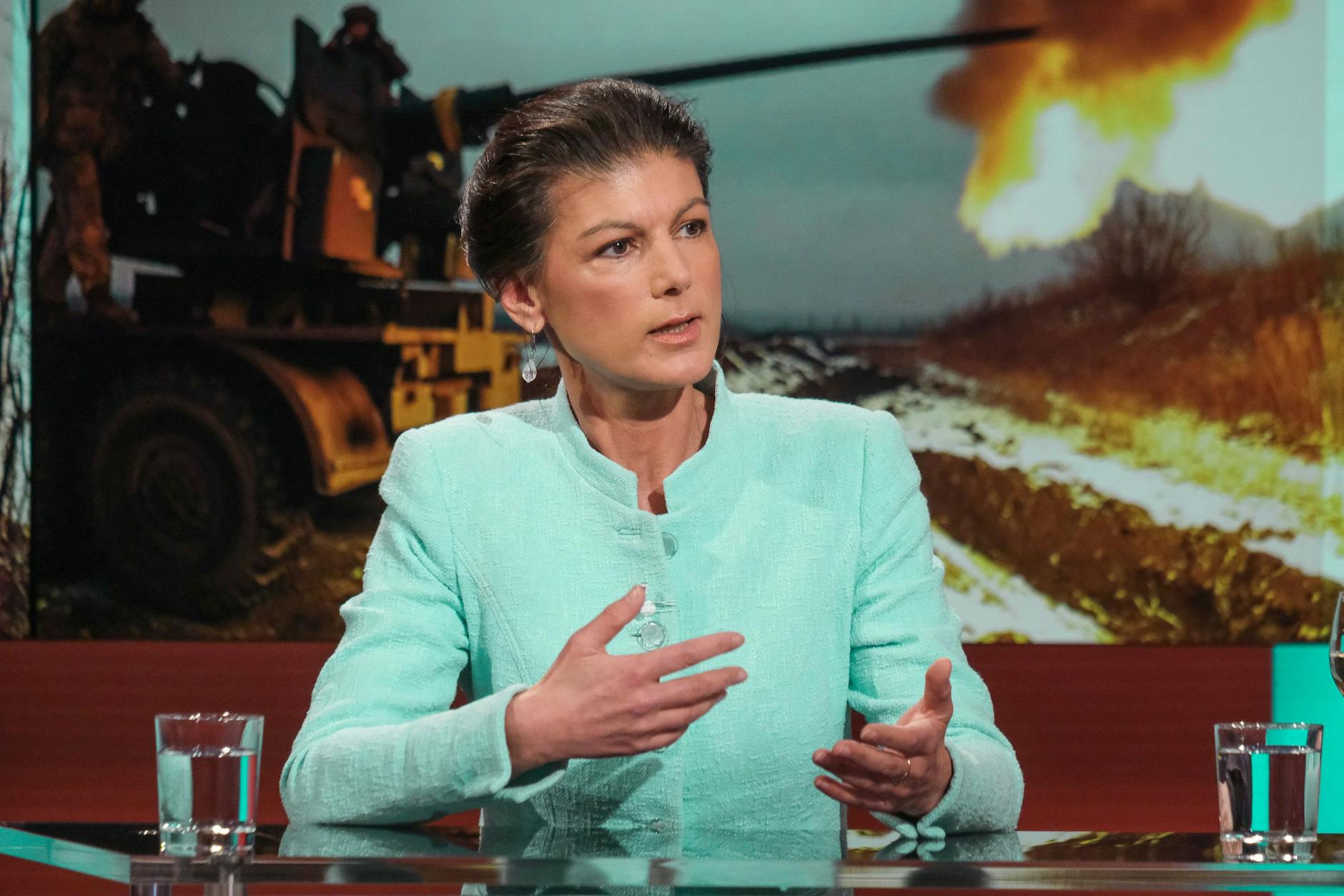 Sahra Wagenknecht, Bundestagsabgeordnete der Partei Die Linke und Mitinitiatorin der Initiative „Manifest für den Frieden“, spricht während der ARD-Sendung „hart aber fair“.