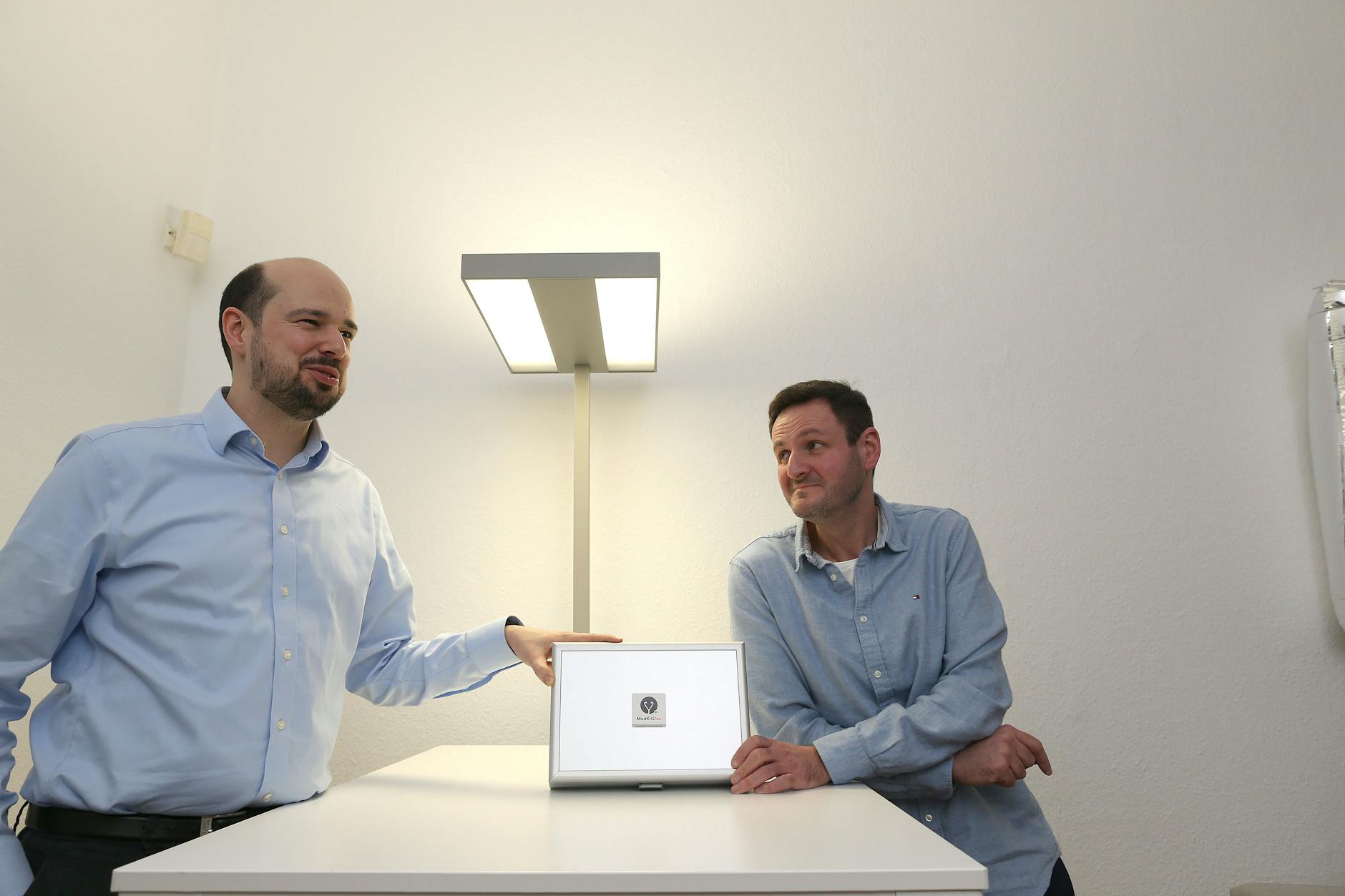 Dorian Koch (l.) und Benjamin Gutermann im Berliner Büro ihres Start-ups MedKitDoc.