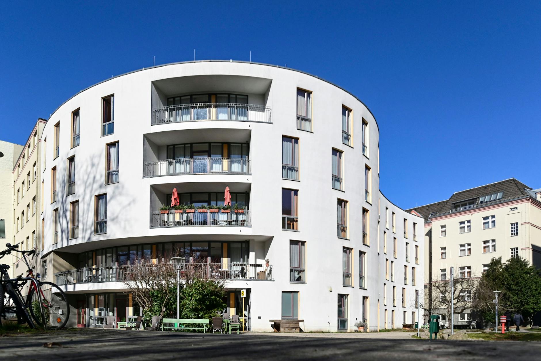 „Wohnen und Pflege am Schillerpark“: In dem Pflegeheim wohnen seit Februar 126 Geflüchtete, bis Ende des Jahres sollen auch die noch verbleibenden Heimbewohner raus. 