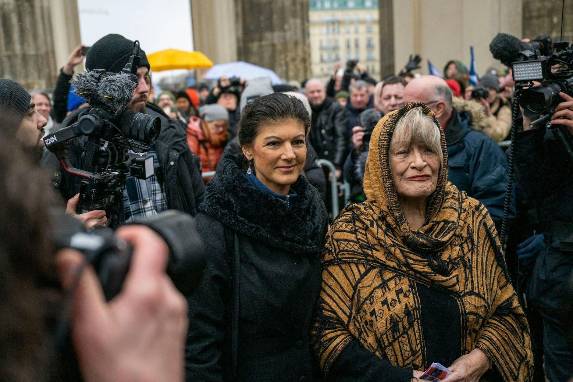 Lächeln, es ist Krieg: Sahra Wagenknecht und Alice Schwarzer bei der von ihnen organisierten Demo am Brandenburger Tor.