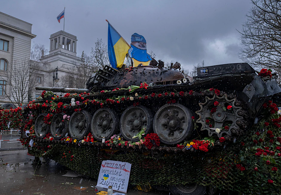 Protest gegen Krieg in der Ukraine in Deutschland. In Berlin steht der zerstörte russische Panzer vor der russischen Botschaft.&nbsp;&nbsp;
