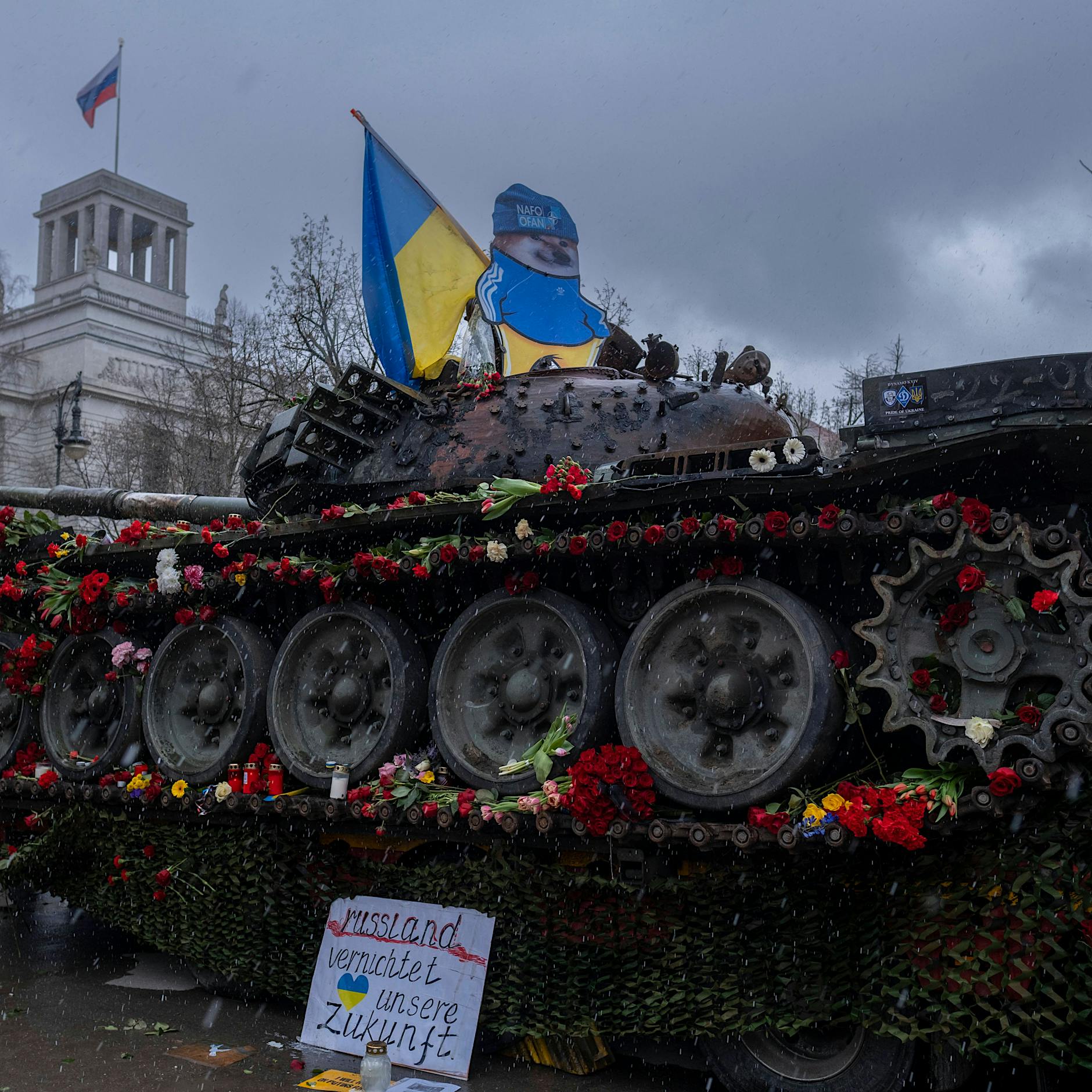 Berlin-Mitte: Panzerwrack vor russischer Botschaft abtransportiert