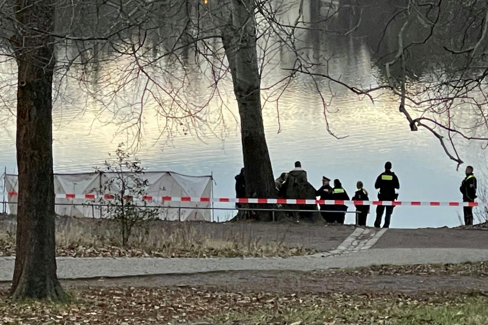 Polizei und Rettungskräfte bei der Bergung der Leichen 
