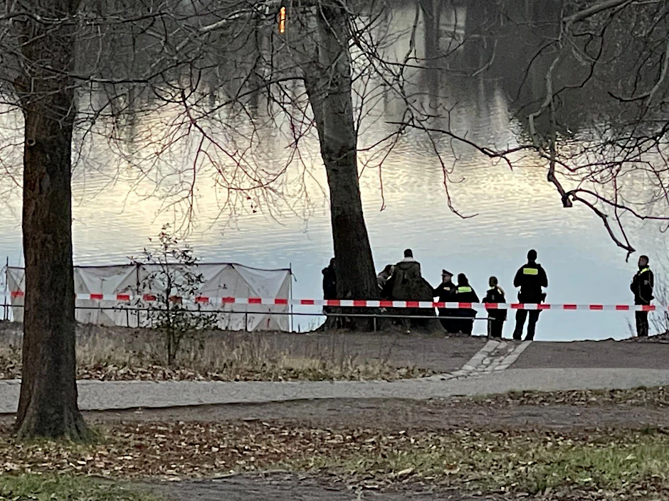 Polizei und Rettungskräfte bei der Bergung der Leichen&nbsp;