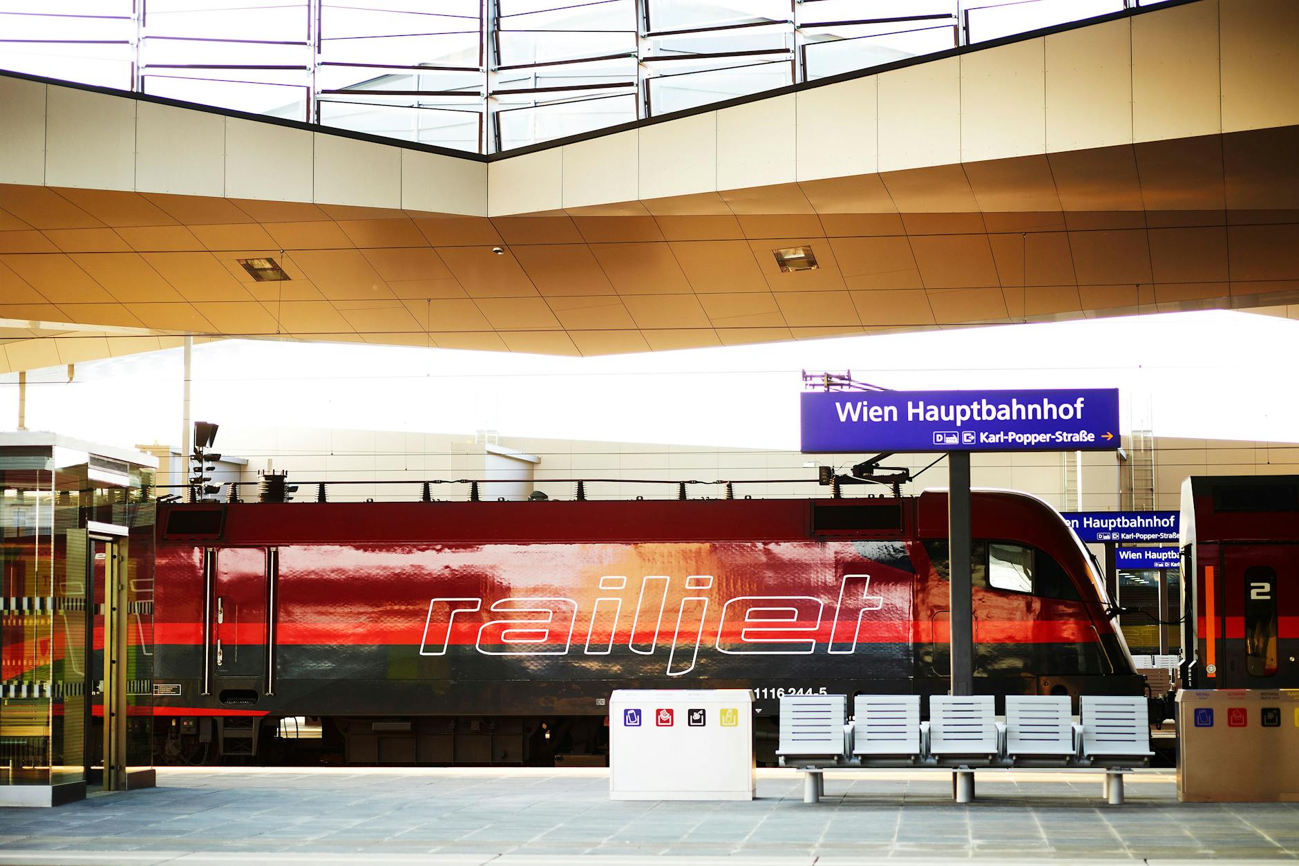 Startklar für die Reise durch Österreich: Ein Railjet steht abfahrbereit im neuen Wiener Hauptbahnhof.