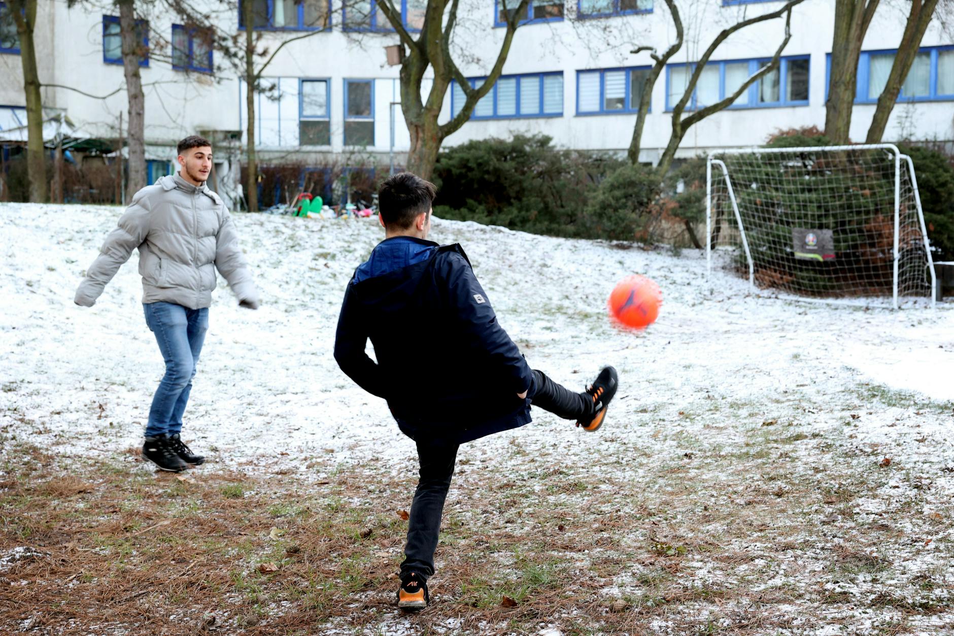 Erst die Arbeit, dann ...: Nach der Lerneinheit in Mathe schießen die beiden Jungs noch ein paar Tore.
