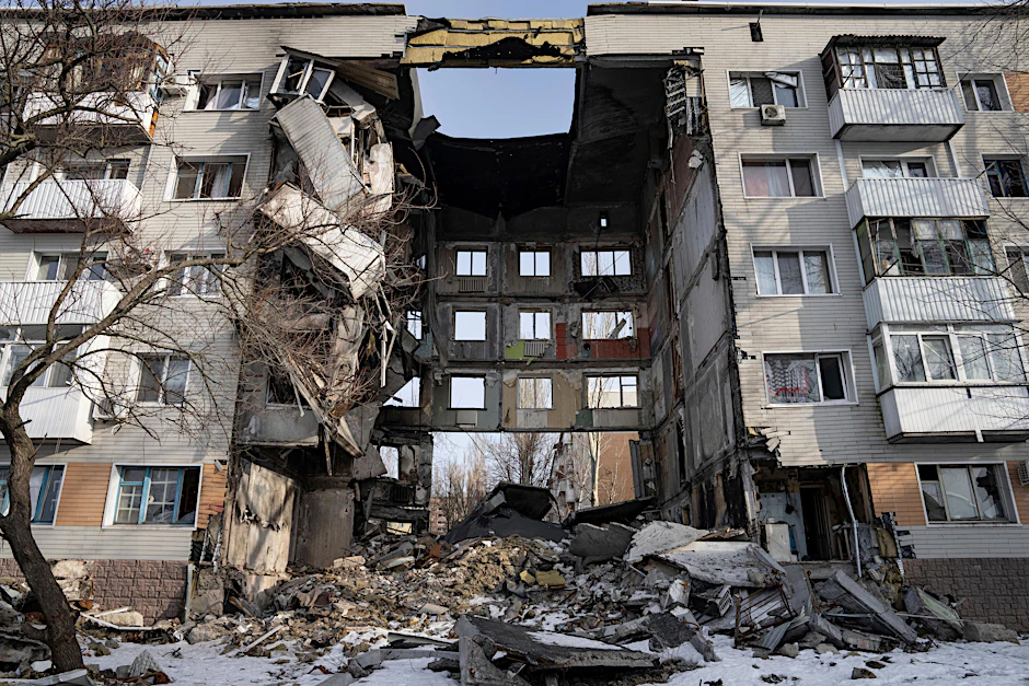 Ukraine, Bachmut: Ein von russischen Streitkräften zerstörtes Wohnhaus in Bachmut.