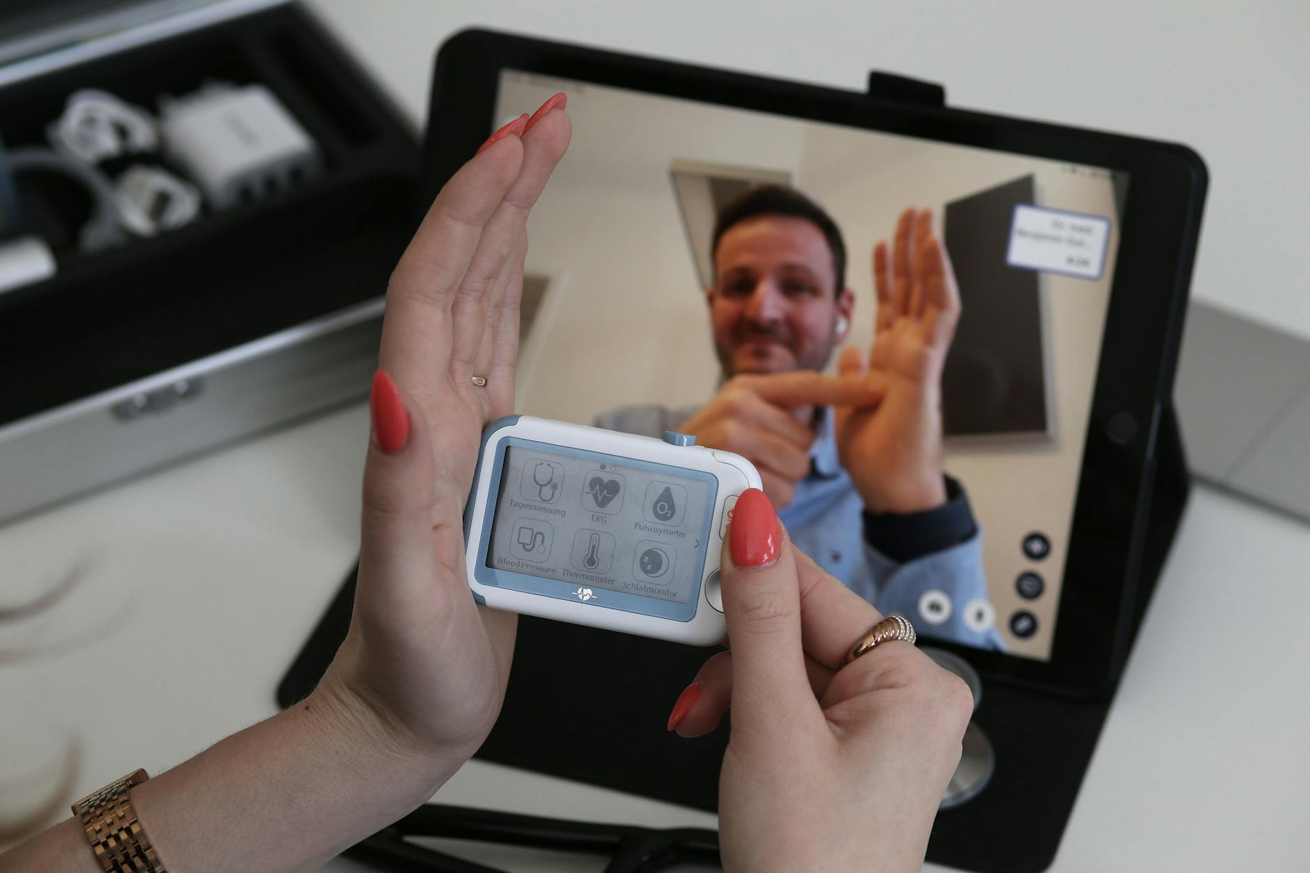 Der Hausarzt auf dem Tablet-Computer: Benjamin Gutermann bei einer digitalen Sprechstunde.