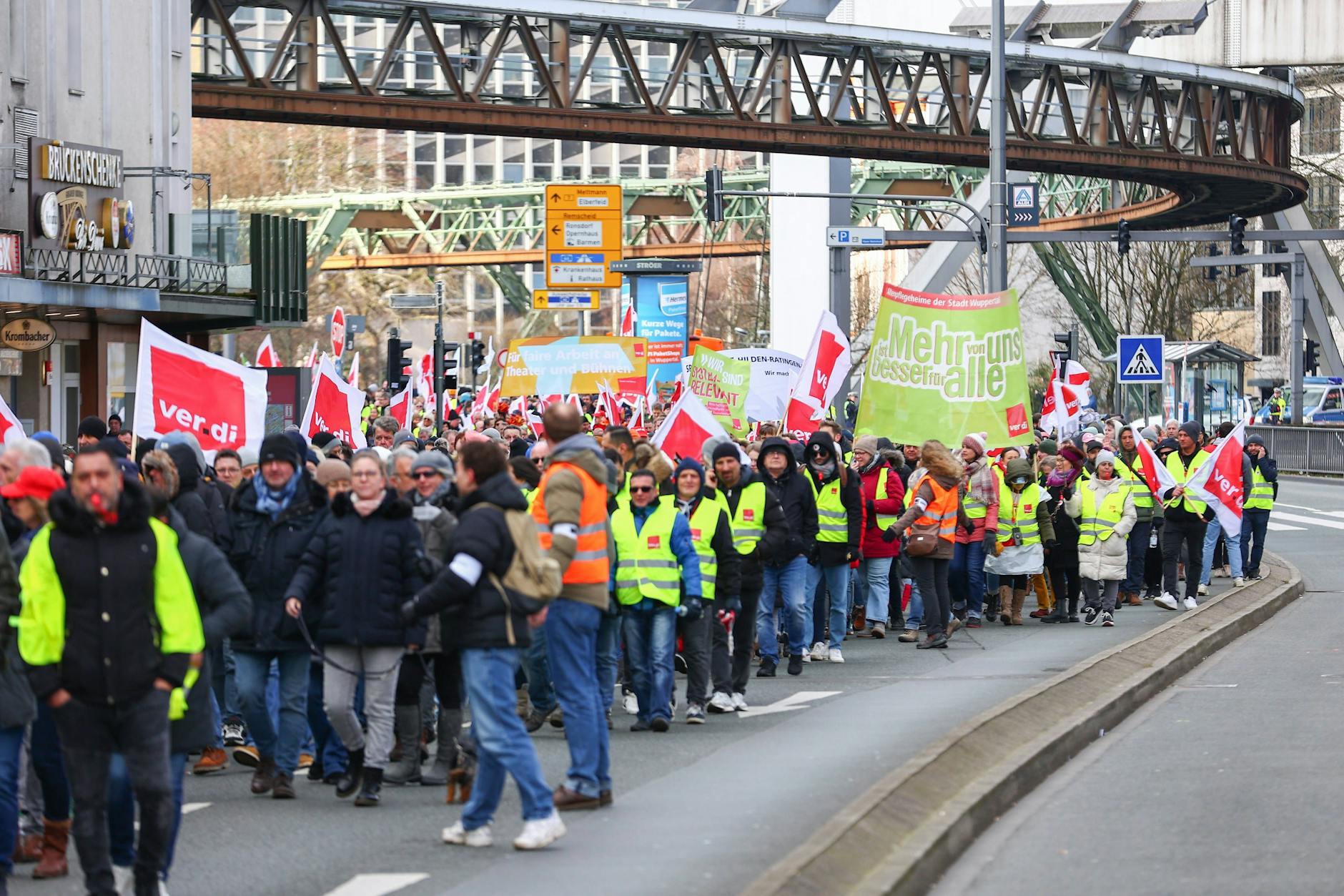 Da schwebt nichts mehr: 4000 Gewerkschafter demonstrierten am Dienstag in Wuppertal unter der leeren Schwebebahntrasse - am Freitag wird sie wieder nicht fahren.