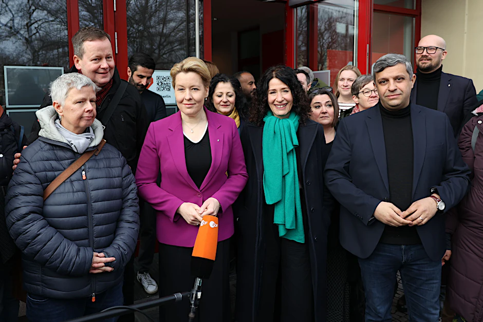 Das Sondierungsteam um Franziska Giffey und Raed Saleh zusammen mit den Grünen.