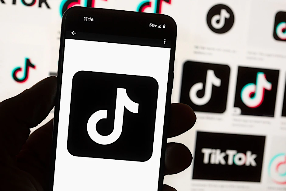 Mitarbeiter der US-amerikanischen und kanadischen Regierungen müssen die Social-Media-App Tiktok wegen Sicherheitsbedenken von ihren Dienstgeräten löschen.