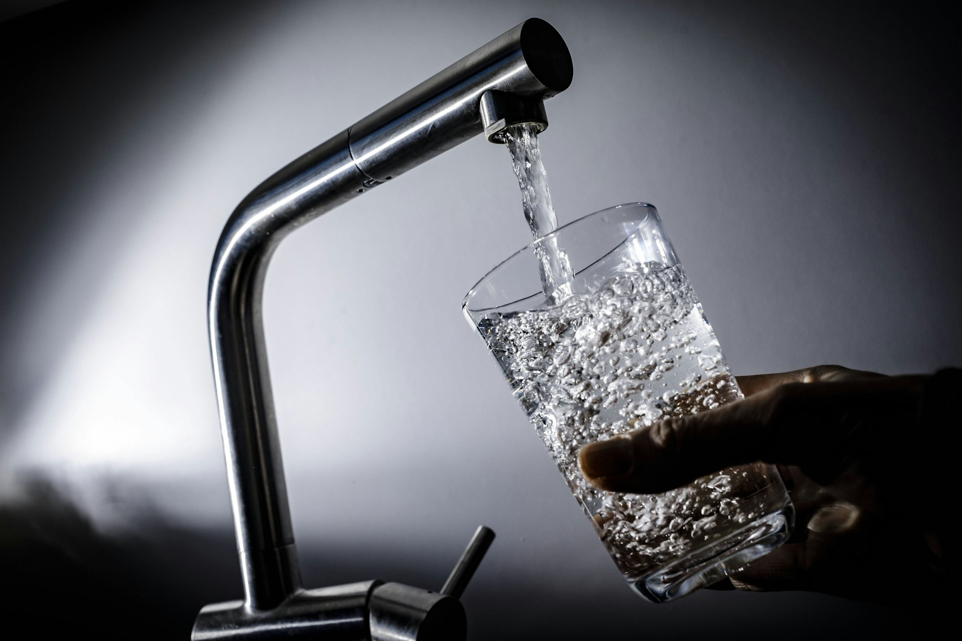 Auch im Trinkwasser lassen sich Arzneimittelrückstände nachweisen, wenn auch in geringen Mengen.