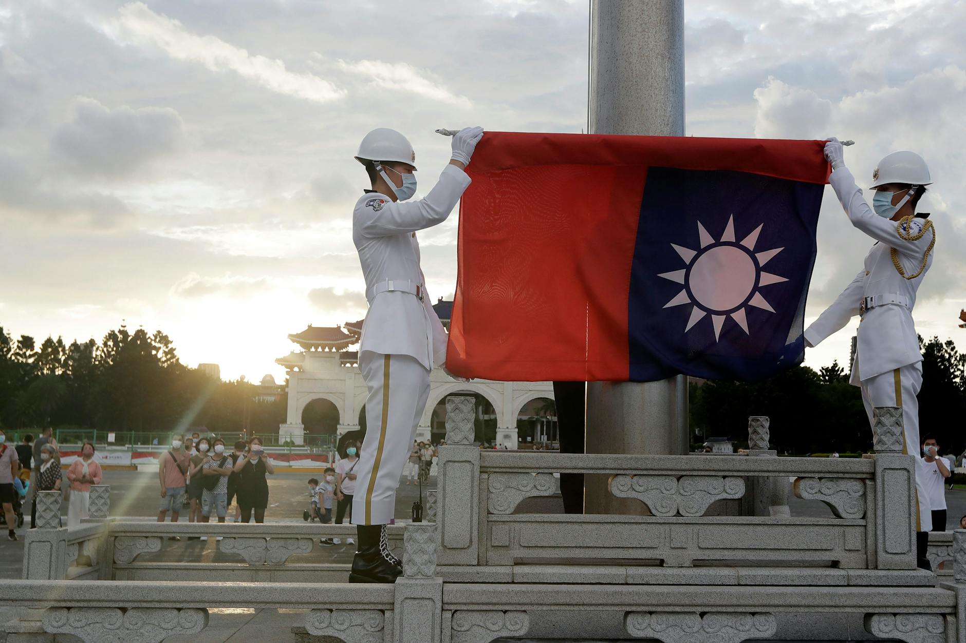 Anlässlich des Nationalfeiertages hissen zwei Soldaten die Flagge Taiwans.