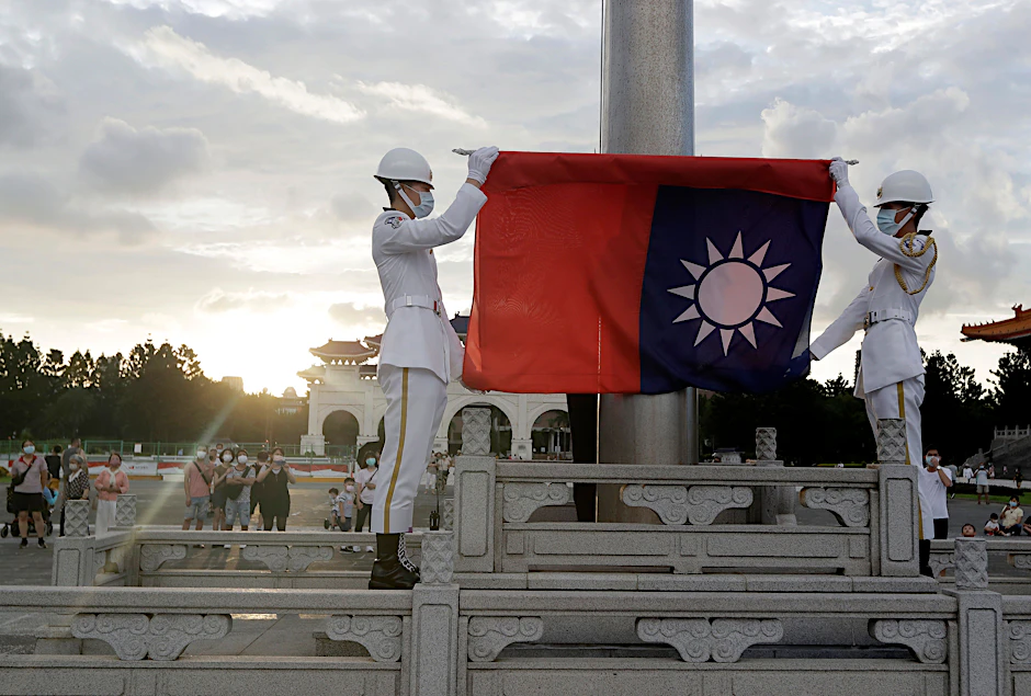 Anlässlich des Nationalfeiertages hissen zwei Soldaten die Flagge Taiwans.