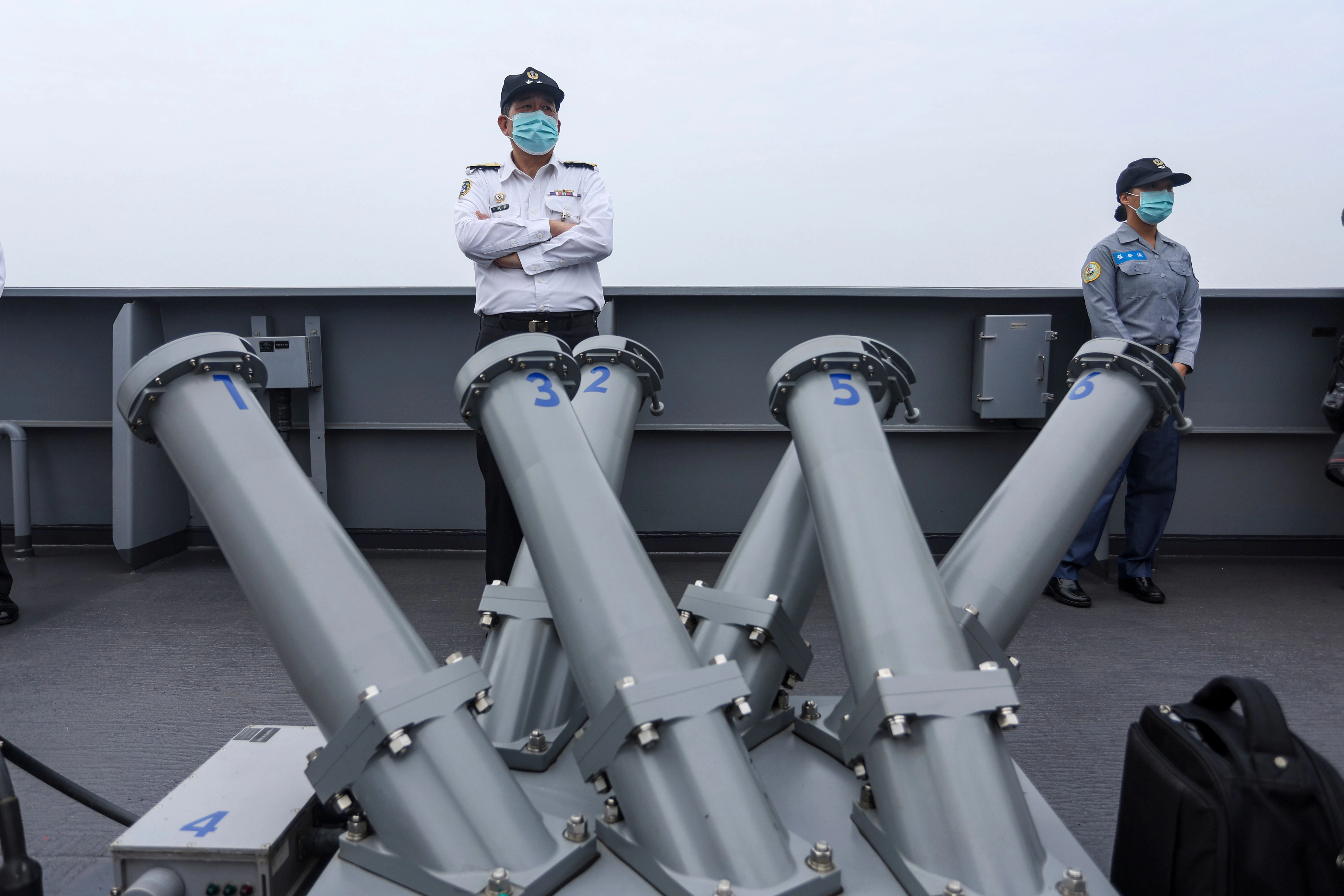 Marineoffiziere stehen Wache während einer Militärübung. Daniel Ceng/AP
