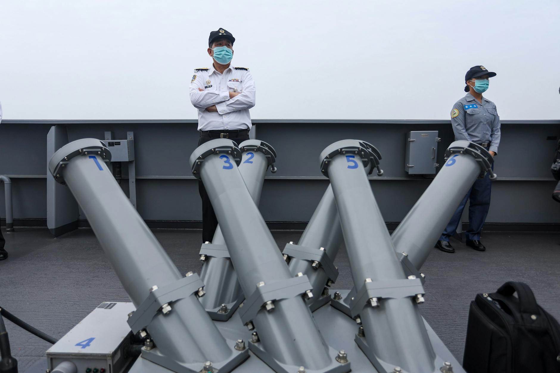 Marineoffiziere stehen Wache während einer Militärübung. Daniel Ceng/AP