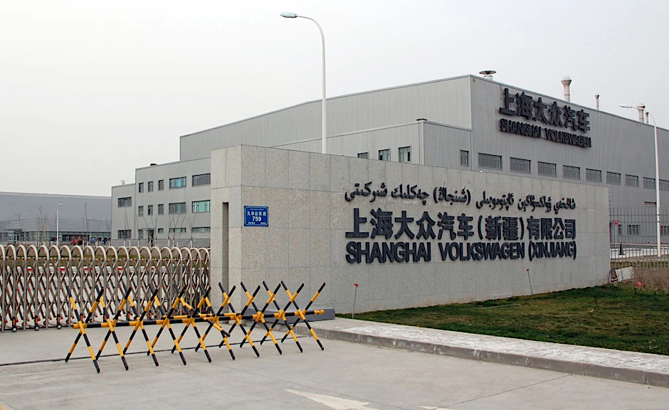 Der Volkswagen-Konzern will auch nach einem Besuch seines China-Vorstands Ralf Brandstätter in dem umstrittenen Werk in der Region Xinjiang an dem Standort festhalten.&nbsp;