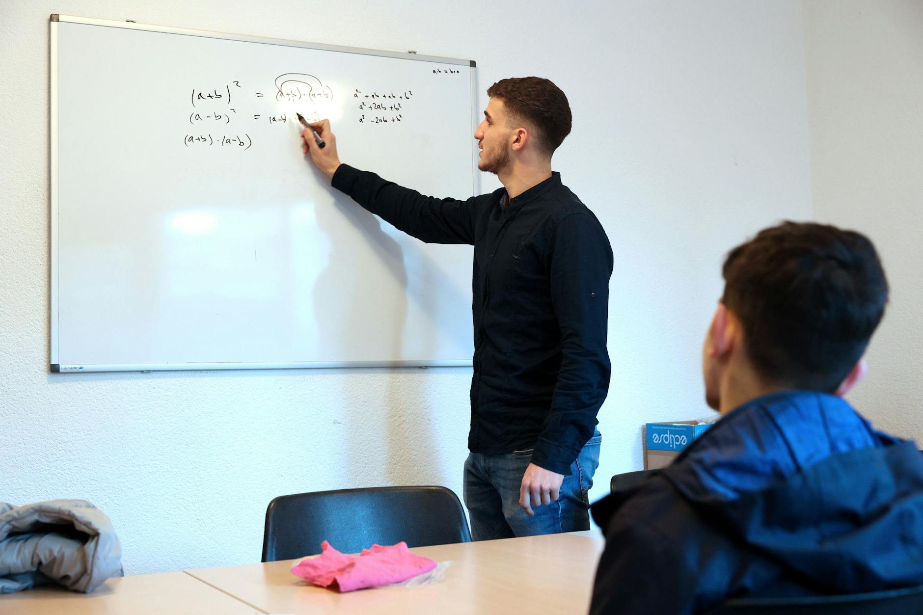 Und jetzt Mathe: Innerhalb von Sekunden werden die beiden Kumpel zu Lehrer und Schüler.