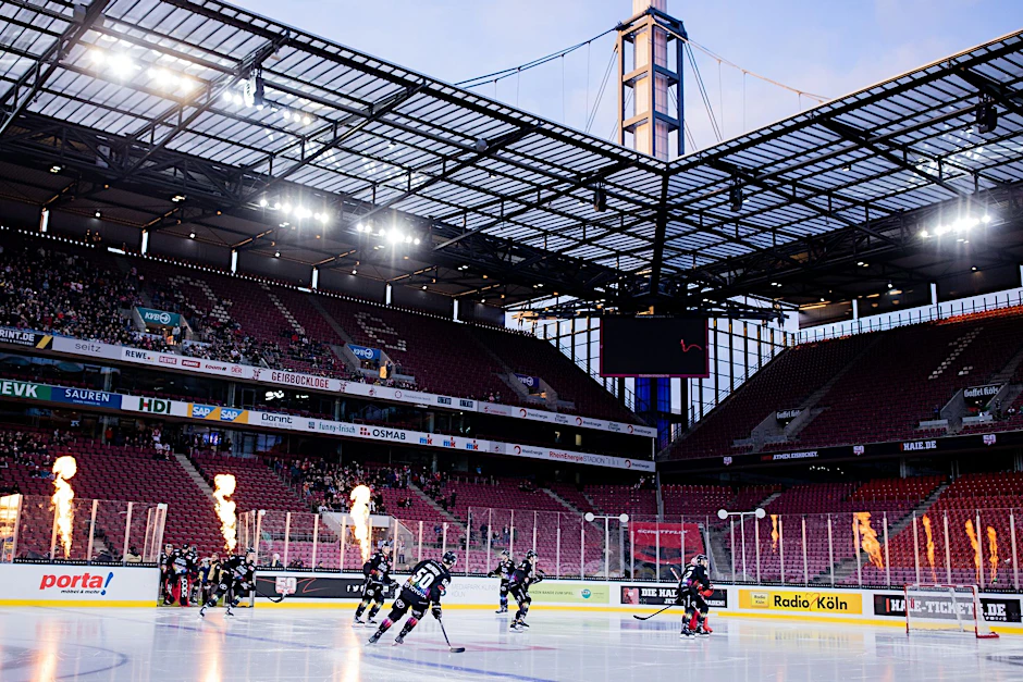 Die Kölner Haie setzten sich im FC-Stadion gegen die Augsburger Panther durch.  