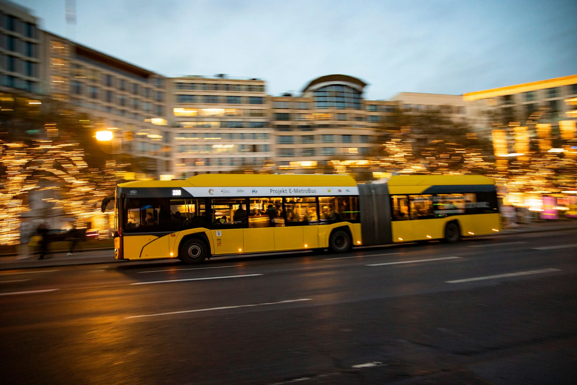 Ein Bus der BVG fährt durch Berlin. 