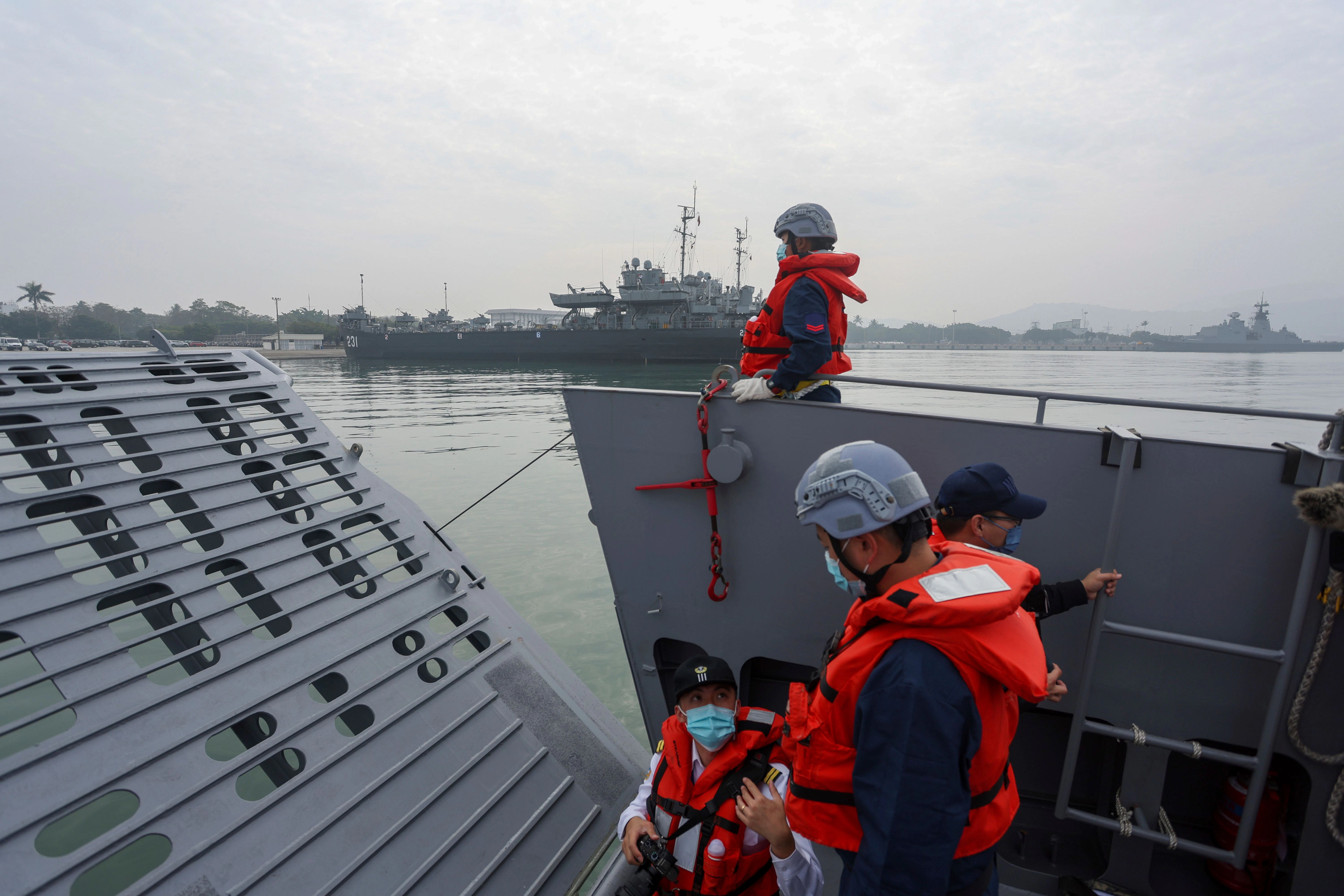 Taiwans Marinesoldaten stehen Wache auf einem Landungsboot während einer Militärübung.&nbsp;
