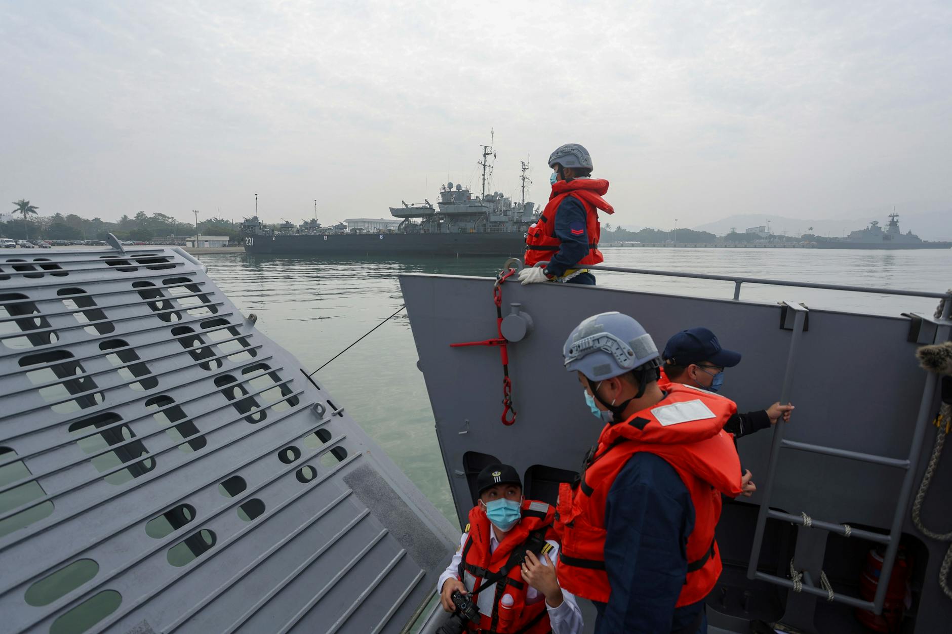 Taiwans Marinesoldaten stehen Wache auf einem Landungsboot während einer Militärübung. 