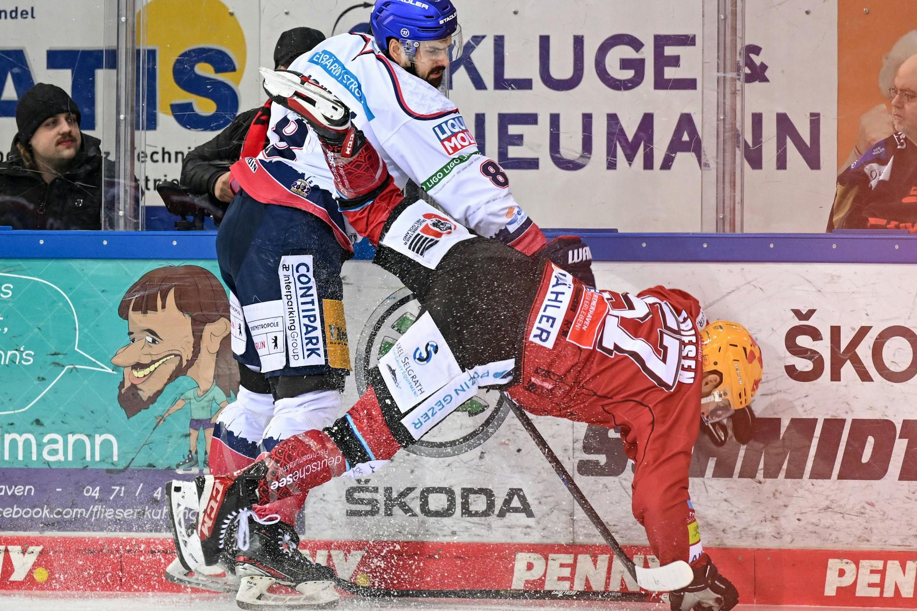 Die Eisbären können Bremerhaven leider nicht so umschubsen wie hier Marco Nowak Fischtown-Stürmer Alex Friesen.