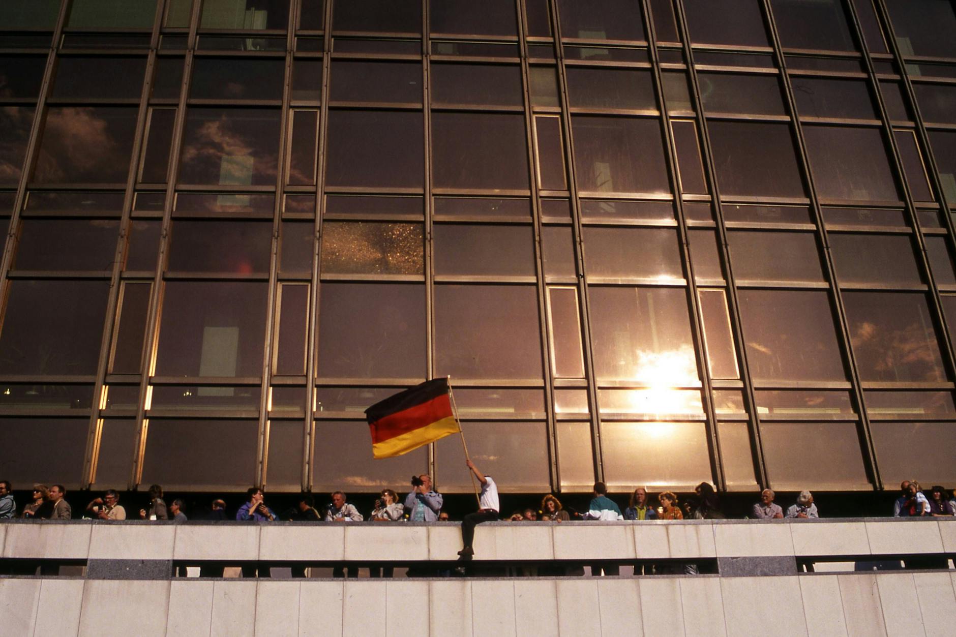 Menschen vor dem Palast der Republik – am ersten Tag der Deutschen Einheit
