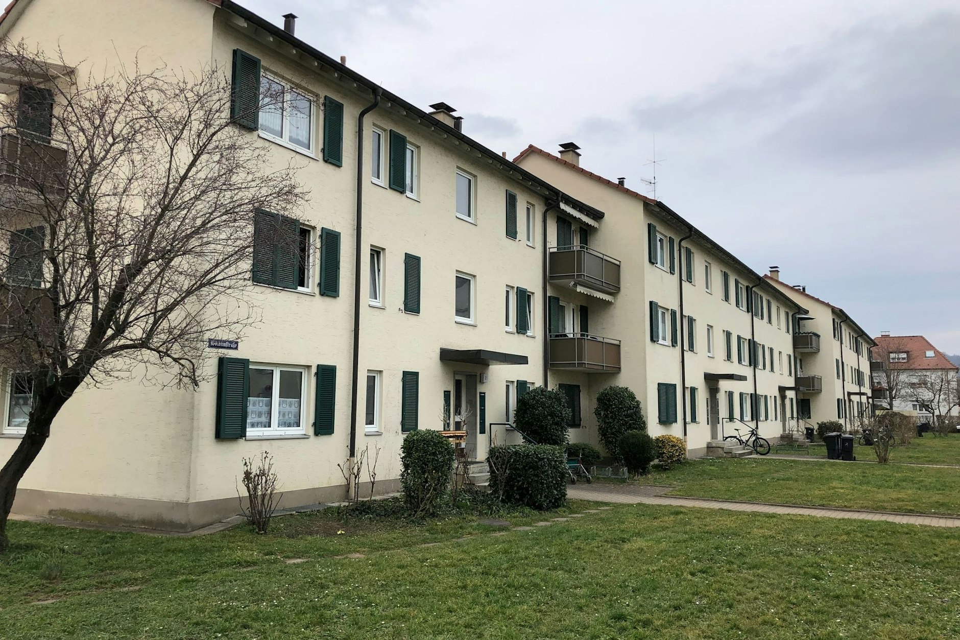 Wohnblocks der Wohnbau Lörrach: Die Stadt will die Wohnungen umwandeln und ein Flüchtlingsheim schaffen.&nbsp;